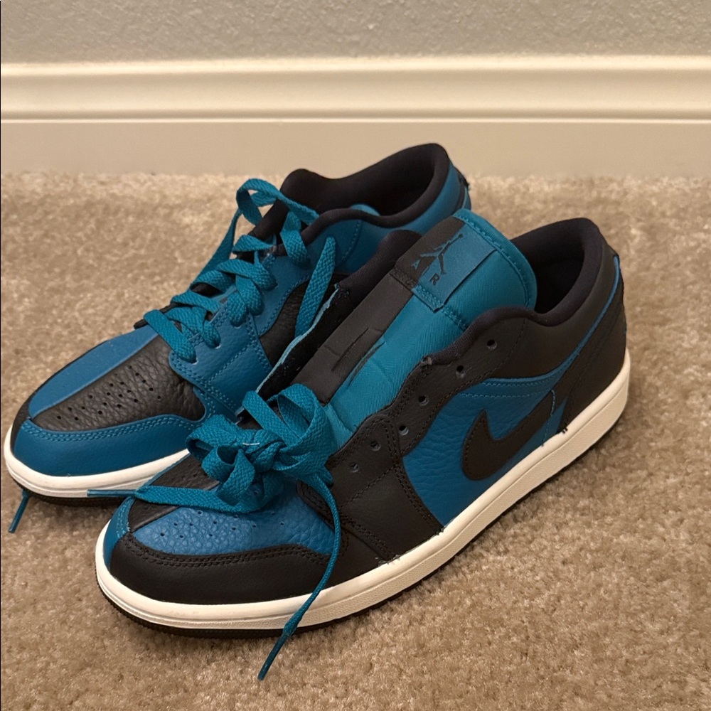 Jordan Men's Teal and Black Sneakers